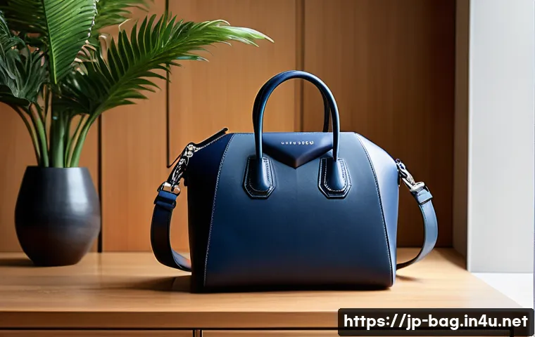 지방시 안티고나 백의 장단점 - A sophisticated Givenchy Antigona handbag crafted from matte navy leather, showing a close-up of its...